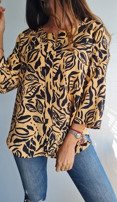 Blusa de crepe estampada con mangas 3/4 rebatibles - She Indumentaria