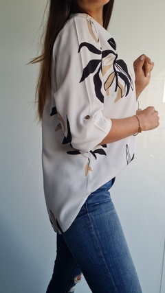 Imagen de Camisa de poplin estampada manga larga rebatible a 3/4