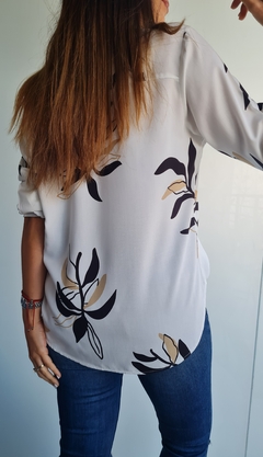 Camisa de poplin estampada manga larga rebatible a 3/4 - She Indumentaria