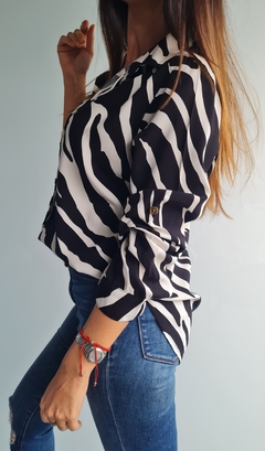 Camisa de poplin estampada manga larga rebatible a 3/4 - She Indumentaria