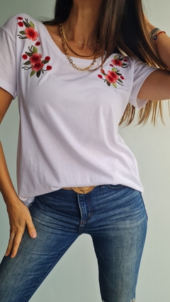Remera de algodón bordada