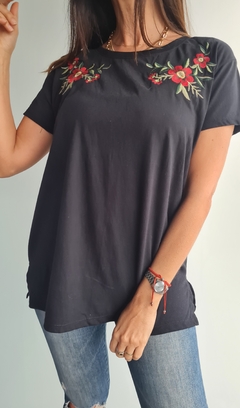 Remera de algodón bordada en internet