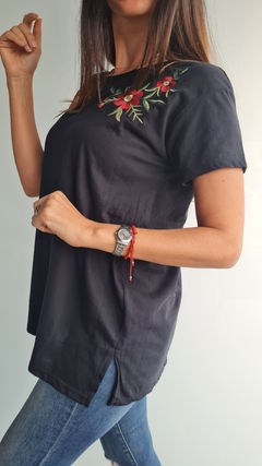 Remera de algodón bordada en internet