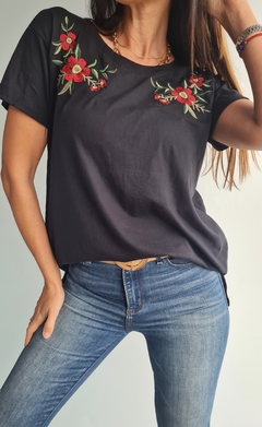 Remera de algodón bordada - She Indumentaria