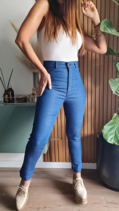 Jean elastizado celeste con bolsillos falsos al frente y reales atras 4PR24 - She Indumentaria