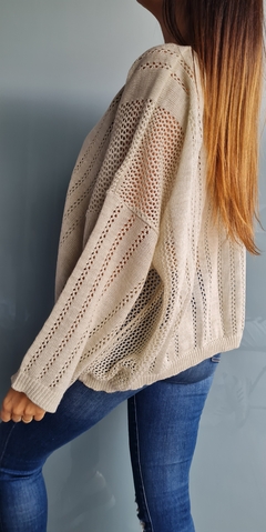 Sweater calado cuello bote en lana sintética