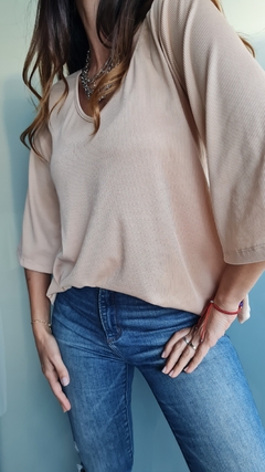 Remera manga 3/4 en morley satinado con tira atrás - She Indumentaria