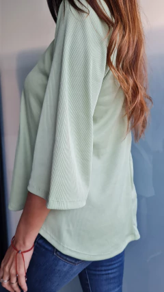Remera manga 3/4 en morley satinado con tira atrás - She Indumentaria