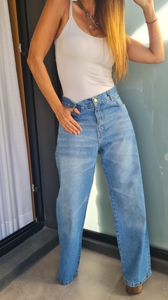 Jean wide leg celeste rígido en internet