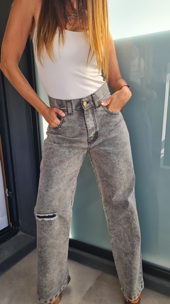 Jean wide leg gris con rotura rígido - She Indumentaria