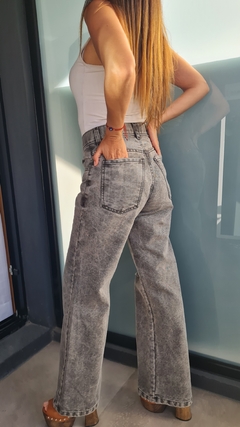 Jean wide leg gris con rotura rígido en internet