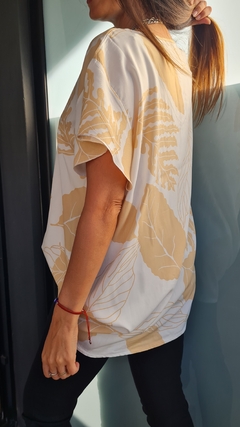 Imagen de Maxi blusa de fibrana cuello v con volado en hombros evase