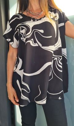 Imagen de Maxi blusa de fibrana cuello v con volado en hombros evase