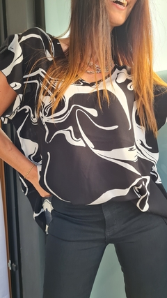 Maxi blusa de fibrana cuello v con volado en hombros evase - She Indumentaria