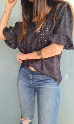 Remera de broderie elastizado con manga volado por talle - She Indumentaria | Ropa de Mujer