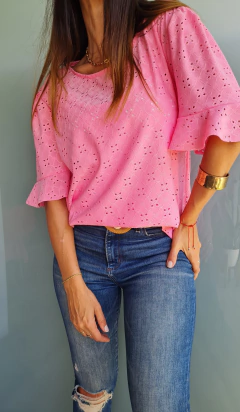 Imagen de Remera de broderie elastizado con manga volado por talle