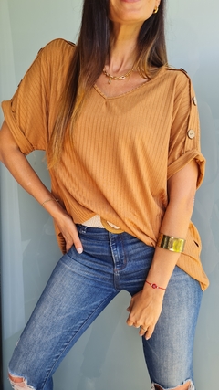 Remeron de morley cuello v con botones en hombros