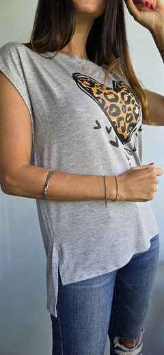 Remera estampa corazon con tajos laterales y mas larga atras en internet