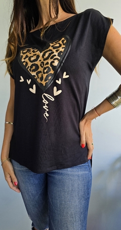 Remera estampa corazon con tajos laterales y mas larga atras