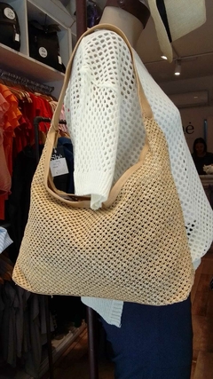 Cartera símil yute con eco cuero y broche para cerrar