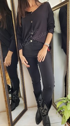 Pantalon de bengalina bolsillos falsos adelante y reales atras - She Indumentaria