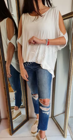 Remeron amplio de modal viscosa manga tipo murcielago hombro descubierto con tachitas - She Indumentaria | Ropa de Mujer