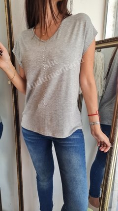Remera de modal viscosa cuello V con tachitas 4VON1 - She Indumentaria