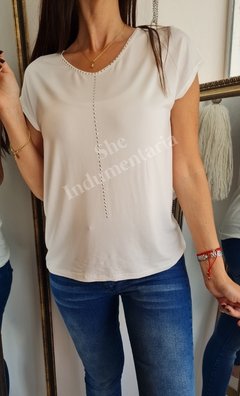 Remera de modal viscosa cuello V con tachitas 4VON1 en internet