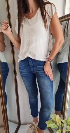 Remera de modal viscosa cuello V con tachitas 4VON1