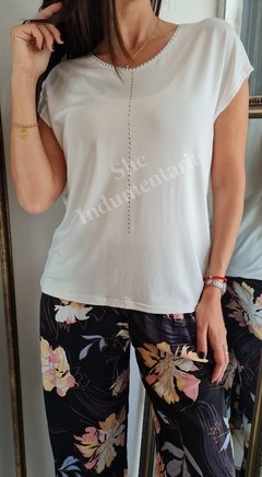 Imagen de Remera de modal viscosa cuello V con tachitas 4VON1