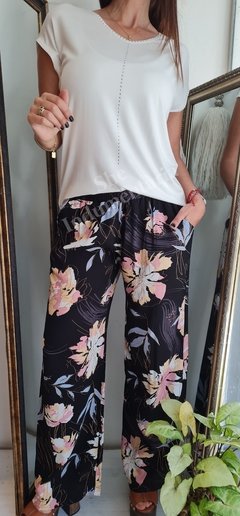 Remera de modal viscosa cuello V con tachitas 4VON1