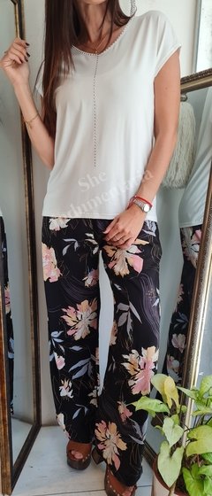 Remera de modal viscosa cuello V con tachitas 4VON1 - comprar online