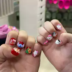 Pingente Unha SMR de gel decorada Hello Kit