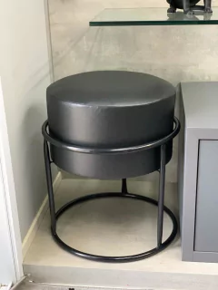 Puff Argola em Courino Preto ou Branco Clube de Mães/2