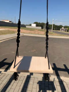 Balanço Adulto Ou Infantil De Madeira E Corda Preta Trabalha - Clube de Mães