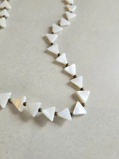 colar madrepérola triângulos na internet