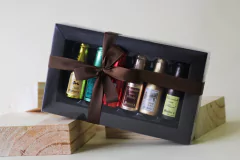 CAIXA COM GARRAFINHAS DE LICOR