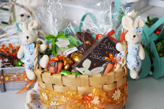 CESTA DE PALHA G COM 2 COELHOS DE PELÚCIA