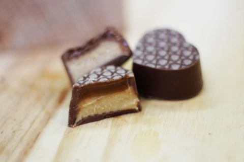 BOMBOM DUO - AMENDOIM E CARAMELO - comprar online