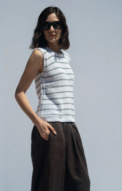 REMERA HORIZON BLANCA Y VERDE [TEJIDA A MANO] - tienda online