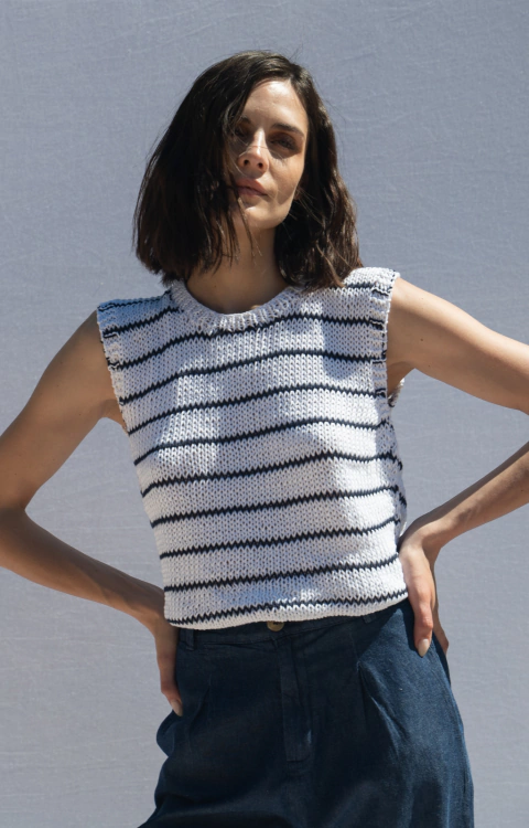 REMERA HORIZON BLANCA Y AZUL [TEJIDA A MANO]