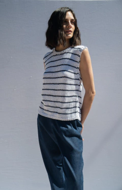 REMERA HORIZON BLANCA Y AZUL [TEJIDA A MANO] - comprar online