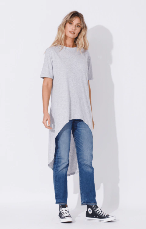 REMERA STAYBRIDGE GRIS