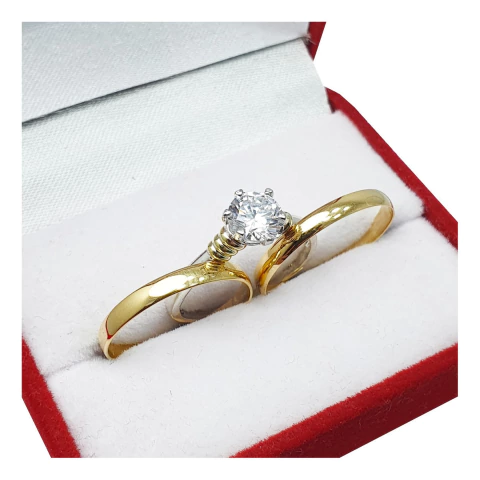 ALIANZAS ORO 18K 2.5 GRAMOS EL PAR GRABADO CON CINTILLO PLATA Y ORO Y ESTUCHE DE PANA