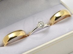 ALIANZAS ORO 18K 10 GRAMOS EL PAR GRABADO CON CINTILLO PLATA Y ORO Y ESTUCHE DE PANA - tienda online