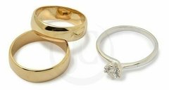 ALIANZAS ORO 18K 10 GRAMOS EL PAR GRABADO CON CINTILLO PLATA Y ORO Y ESTUCHE DE PANA en internet