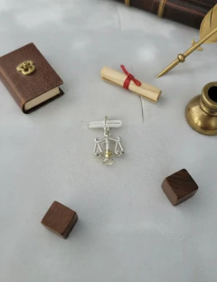 Dije Plata Y Oro Balanza De La Justicia 10x16 Mm C2015 - tienda online