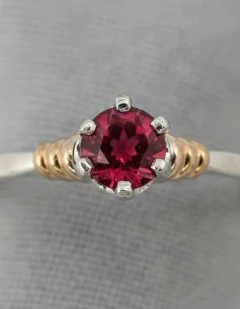 ANILLO PLATA Y ORO SOLITARIO CINTILLO CON PIEDRA DE COLOR ROJO AMBAR VERDE CLARO VIOLETA AMARILLO CELESTE ROSA NEGRA VERDE OSCURO - Joyas Center | Joyería Online