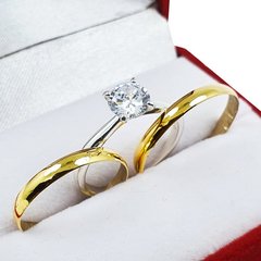 ALIANZAS ORO 18K 2.5 GRAMOS EL PAR GRABADO CON CINTILLO PLATA Y ORO Y ESTUCHE DE PANA - Joyas Center