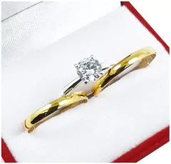 ALIANZAS ORO 18K 2 GRAMOS EL PAR GRABADO CON CINTILLO PLATA Y ORO Y ESTUCHE DE PANA en internet